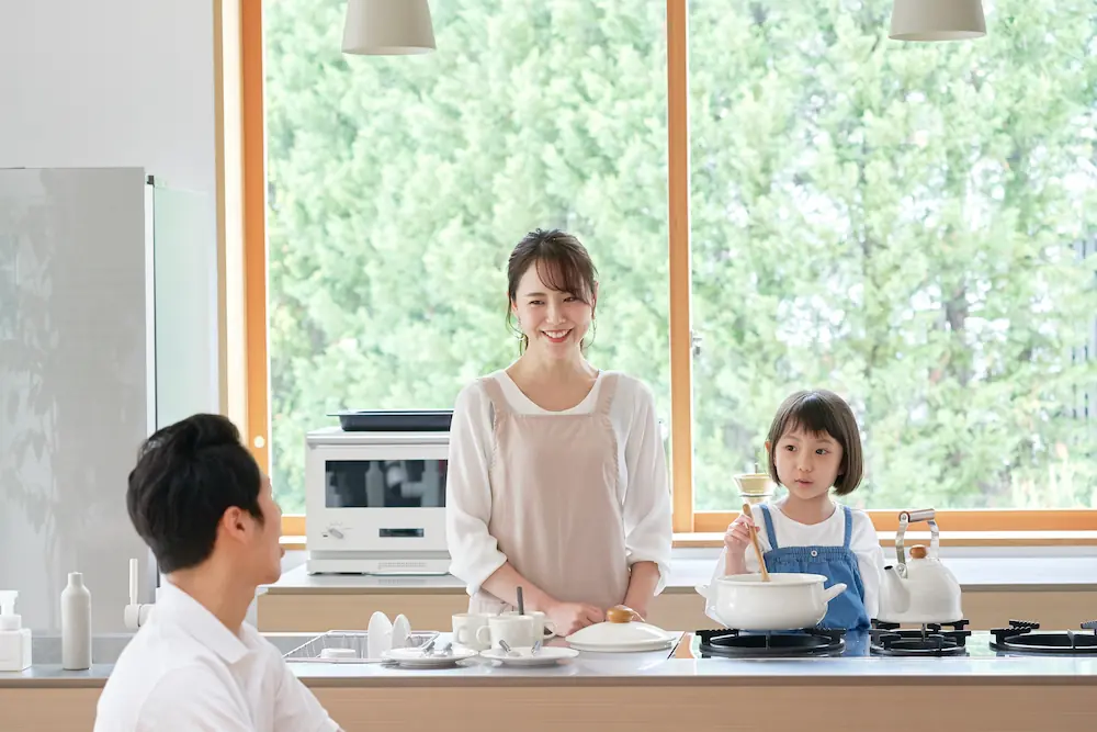家族の会話と笑顔があふれる明るいキッチン空間｜ウイングホームの家づくりコンセプト