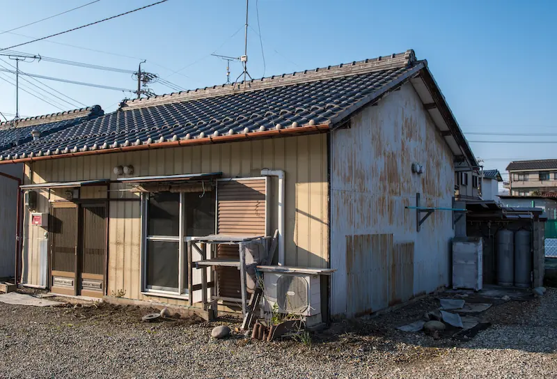 老朽化した平屋の空き家、解体やリフォームが必要な状態
